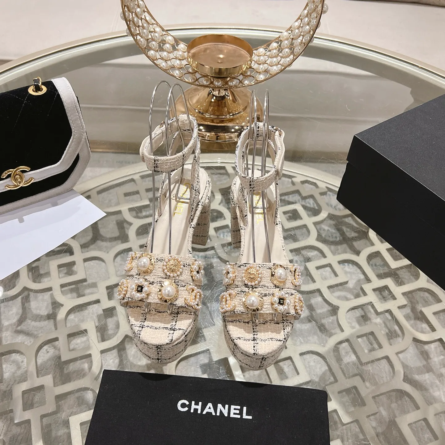 👟👟Ex-factory price 580👟👟 𝐂𝐇𝐀𝐍𝐄𝐋 | Xiaoxiang 25𝐬𝐬Spring and summer new products Counter classic catwalk models New series of high-heeled and waterproof platform sandals〰 A must-have in the fashion circle, the combination will interpret the meticulous, minimalist and classic elements that will never fade away It shows a unique dressing style that is too beautiful to say. A must-have for summer... Upper: Highly customized original specific fabrics. Lining: imported sheepskin lining. Outsole: original molded non-slip outsole. Heel height: 12cm. Waterproof platform: 2.5cm. Size: 35-39 (40.41.42 customization is not returnable)